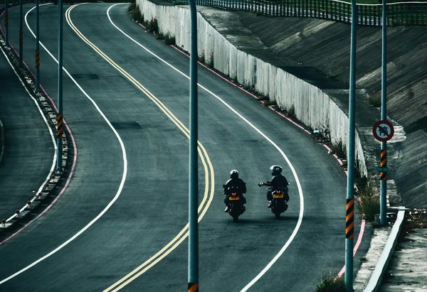 Guida estiva in moto: consigli per selezionare l'abbigliamento perfetto